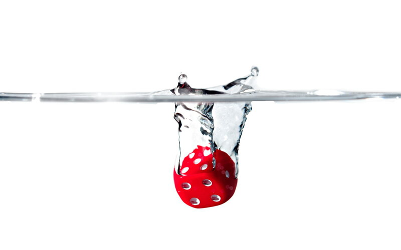 Red Die in Water — Dynamic