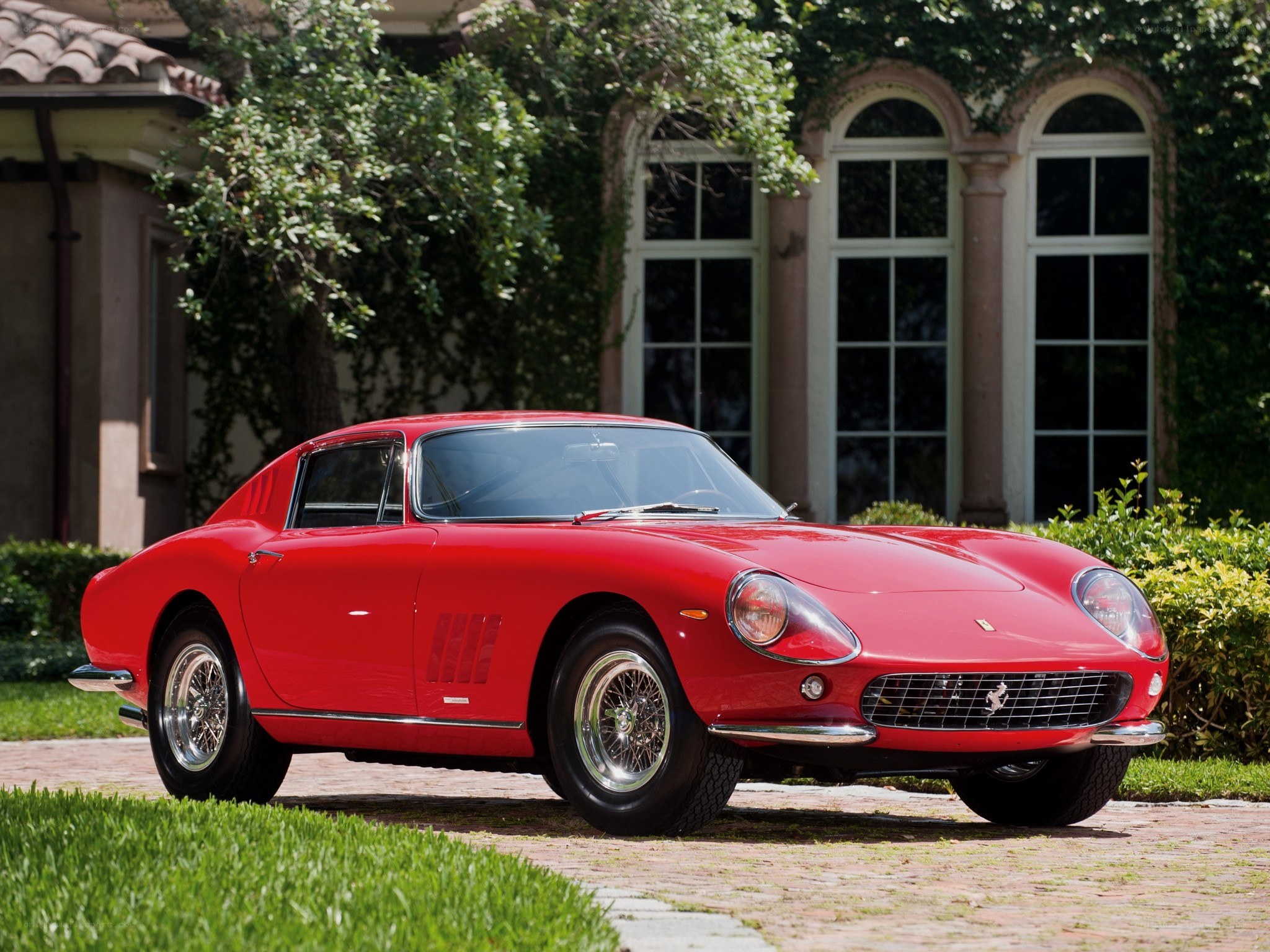 Red Ferrari 275 GTB/4