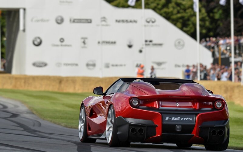Red Ferrari F12trs — Dynamic