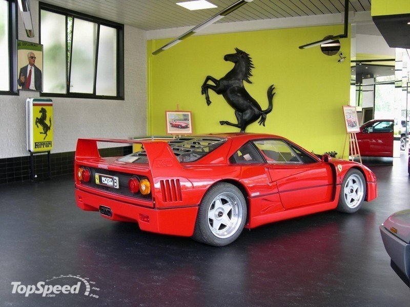 Red Ferrari F40 — Showroom