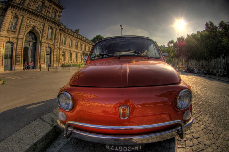 Red Fiat 500 in Paris
