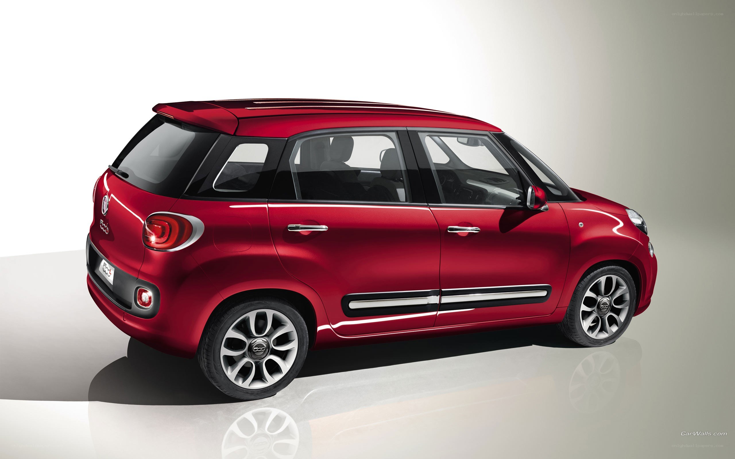 Red Fiat 500L car