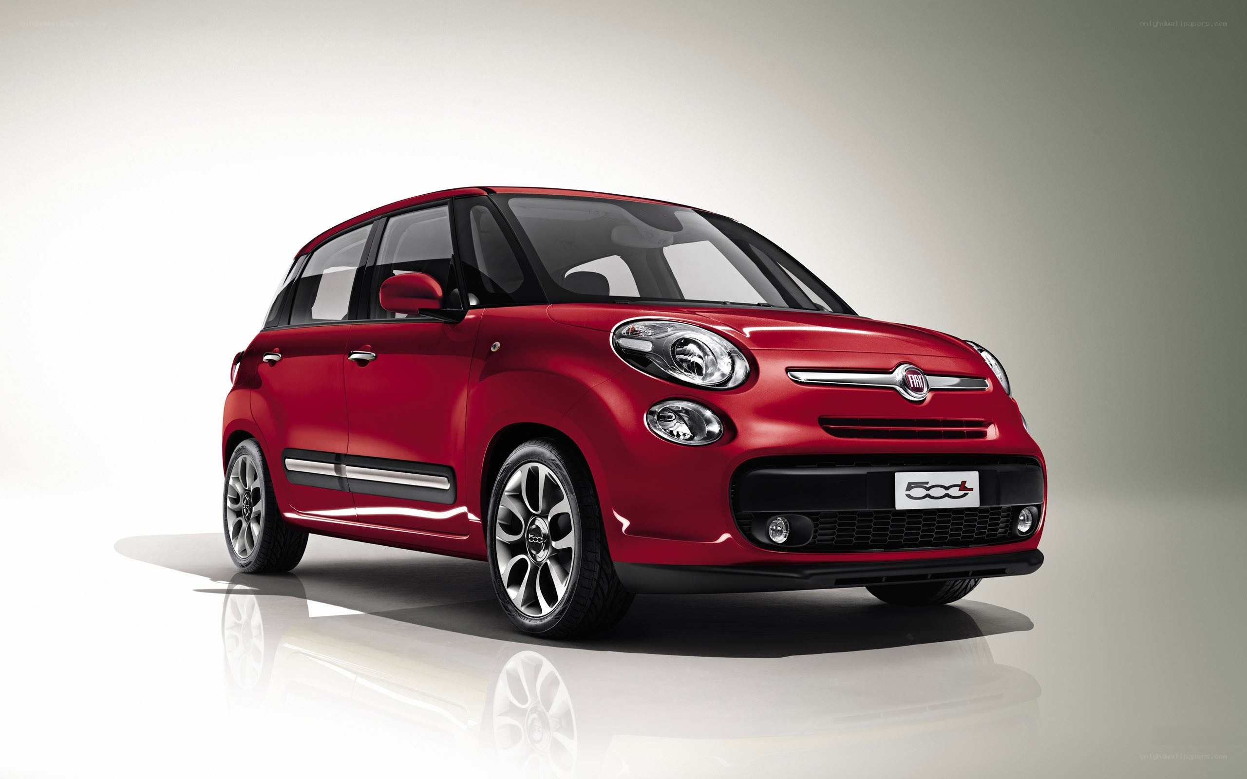 Red Fiat 500L compact car