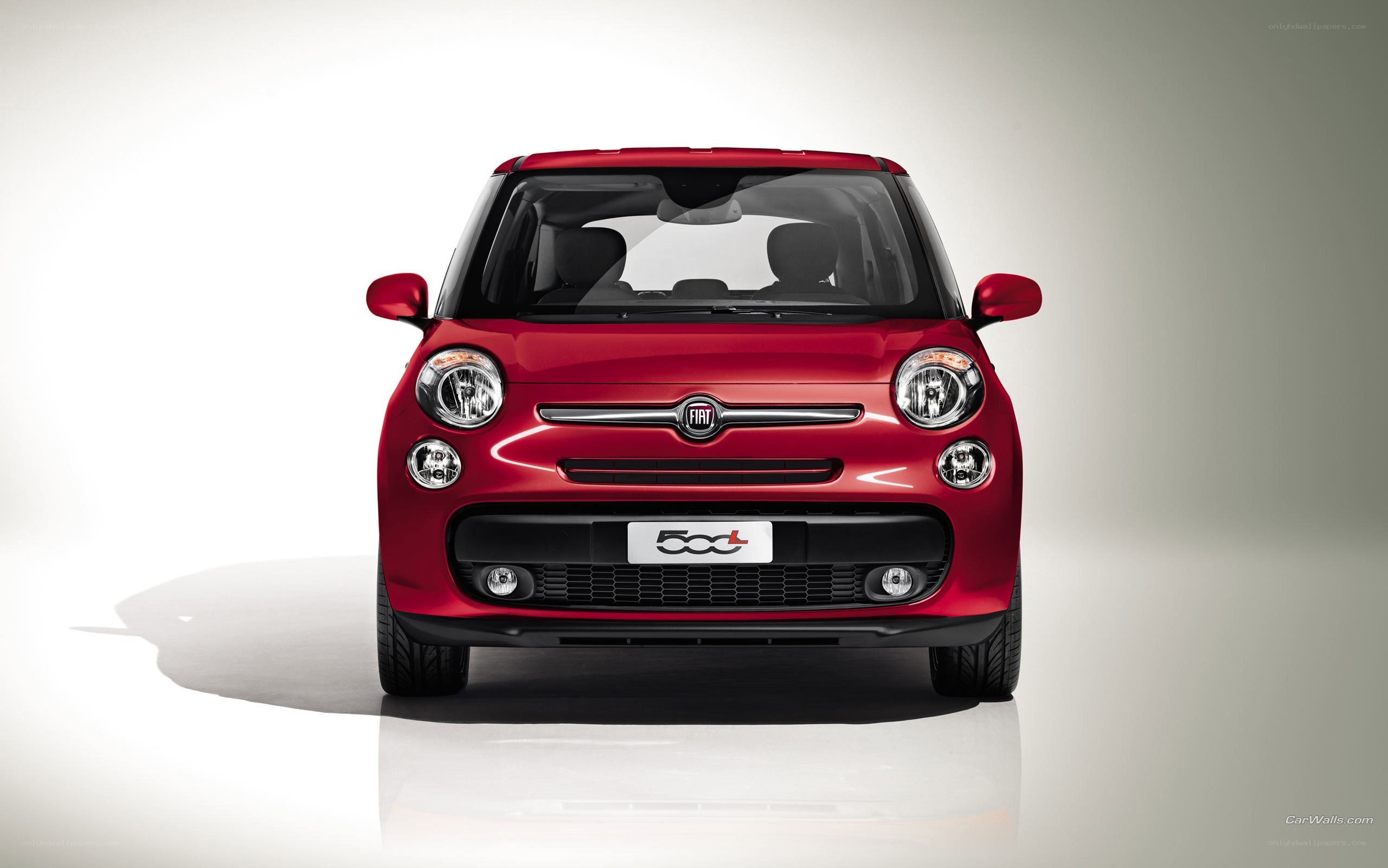 Red Fiat 500L front view