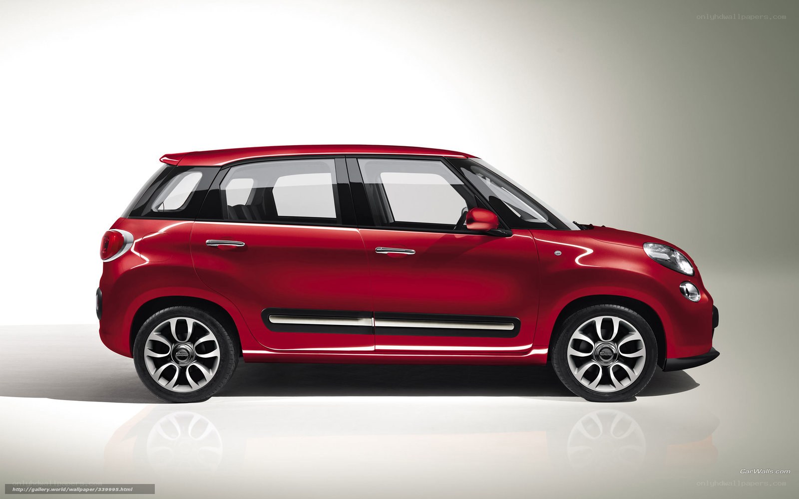 Red Fiat 500L Side View