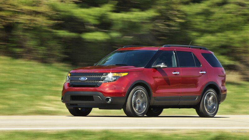 Red Ford Explorer Suv — Dynamic