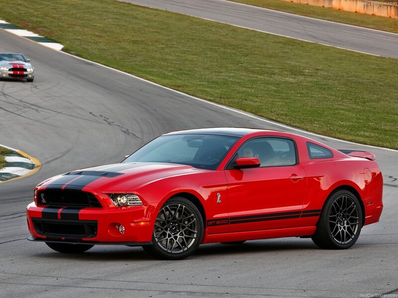 Red Ford Shelby Gt500 — Dynamic