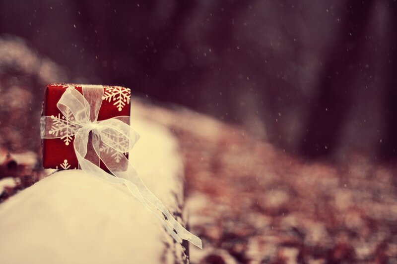 Red Gift Box in Snow — Peaceful, Winter