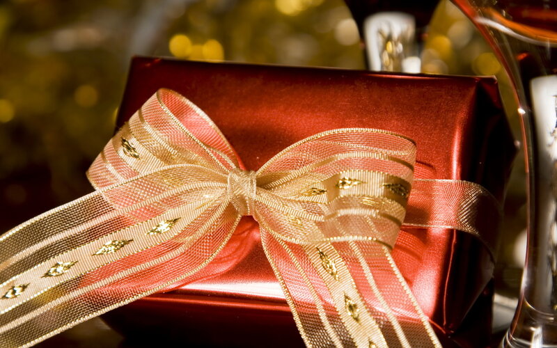 Red Gift Box with Bow — Festive, Photograph