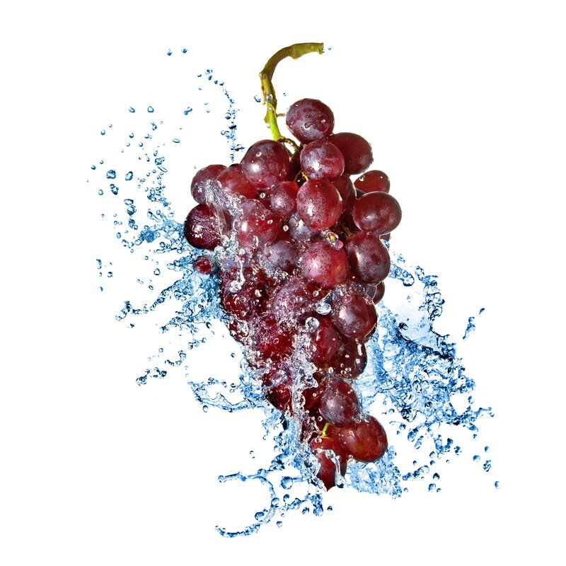 Red Grapes in Water — Dynamic