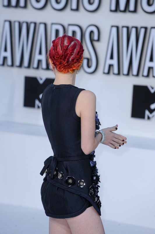 Red-haired woman at awards