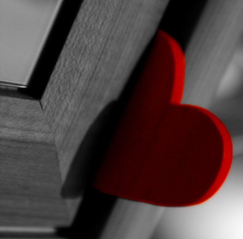 Red Heart on Wood — Dramatic