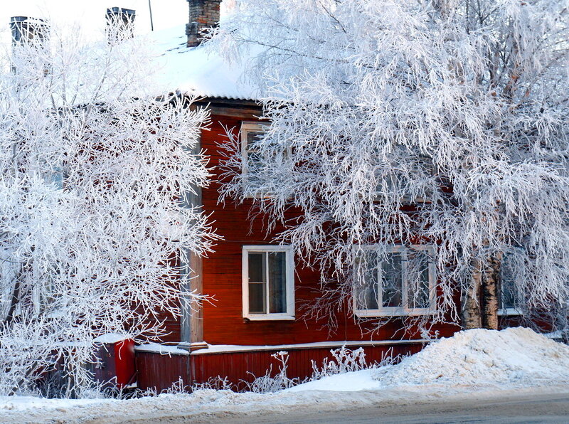Red House in Snow — Cold