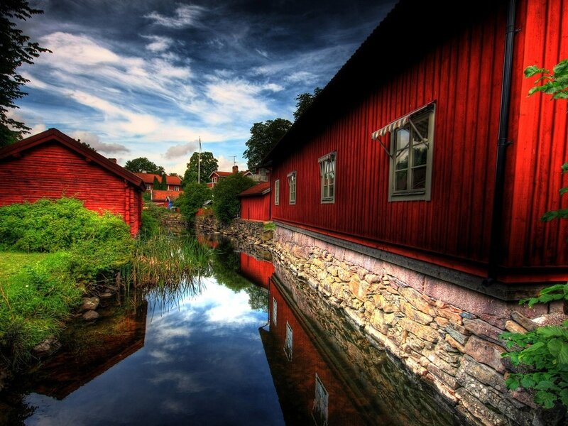 Red houses by a canal