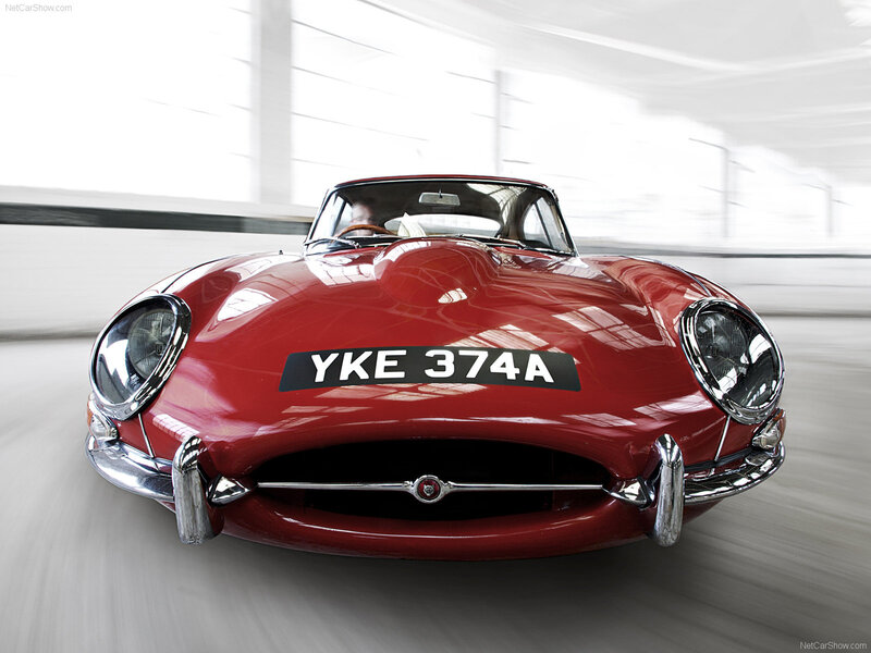 Red Jaguar E-type — Dynamic