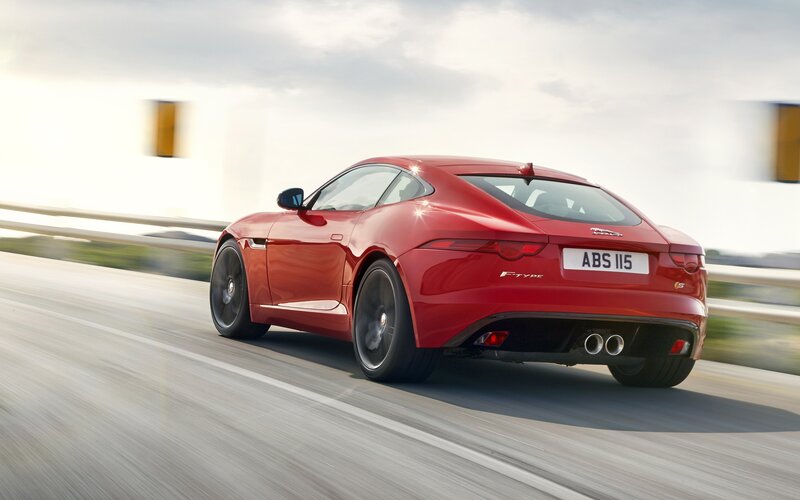 Red Jaguar F-type — Dynamic