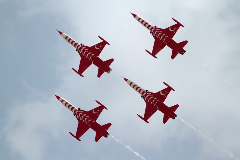 Red Jet Fighters — Dynamic