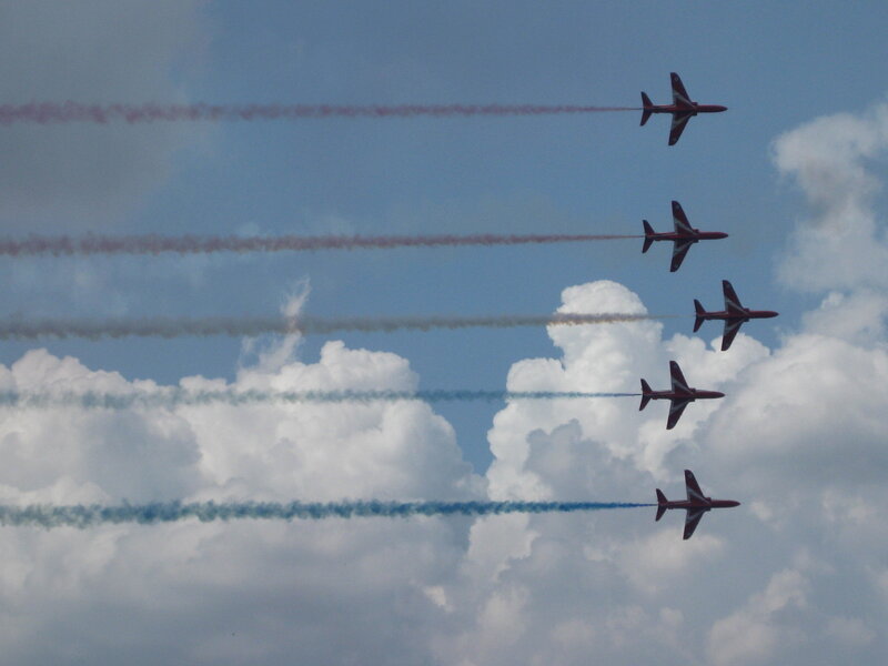 Red Jets in Formation — Blue, Dynamic