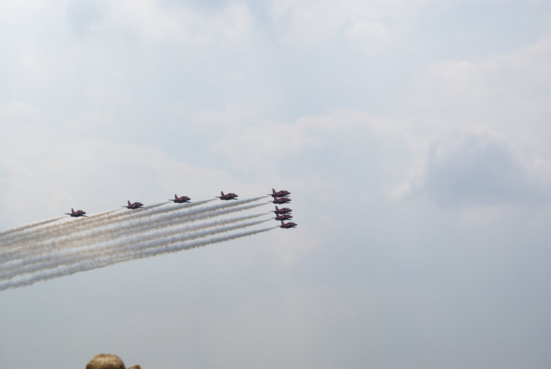 Red Jets in Formation — Gray, Dynamic