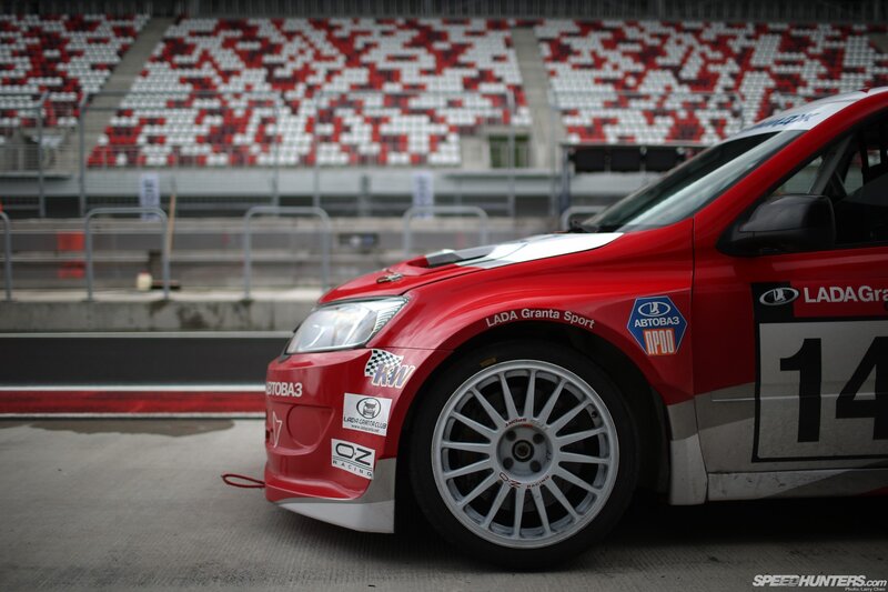 Red Lada Granta race car