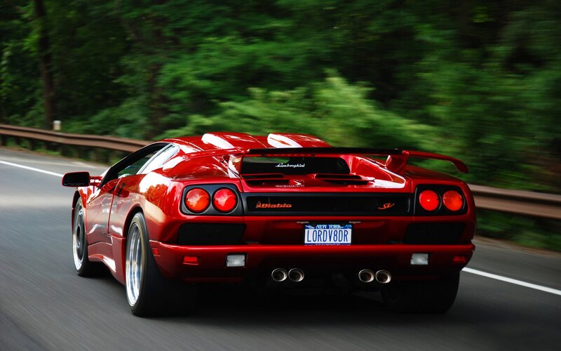 Red Lamborghini Diablo — Dynamic