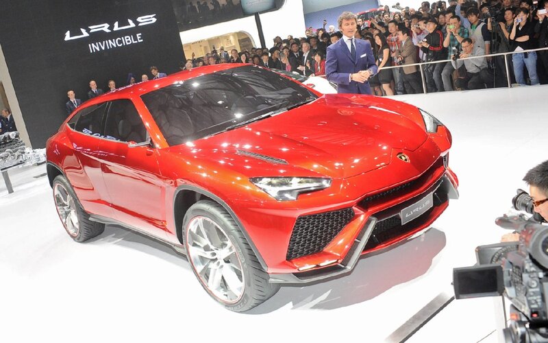 Red Lamborghini Urus — Formal