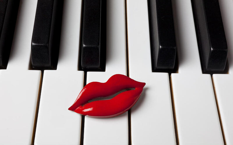 Red Lips Brooch