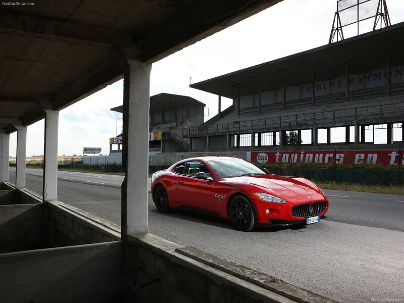 Red Maserati GranTurismo