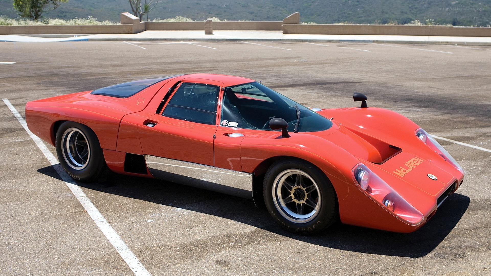Red McLaren M8A race car