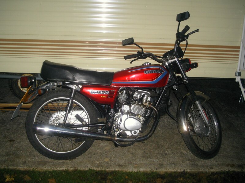 Red Motorcycle — Neutral, Night