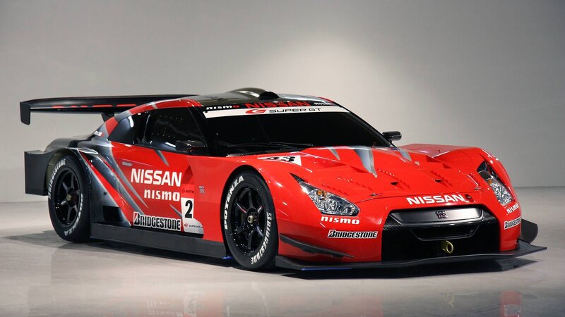 Red Nissan GT-R race car