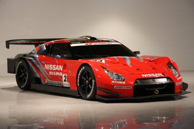 Red Nissan GT-R race car