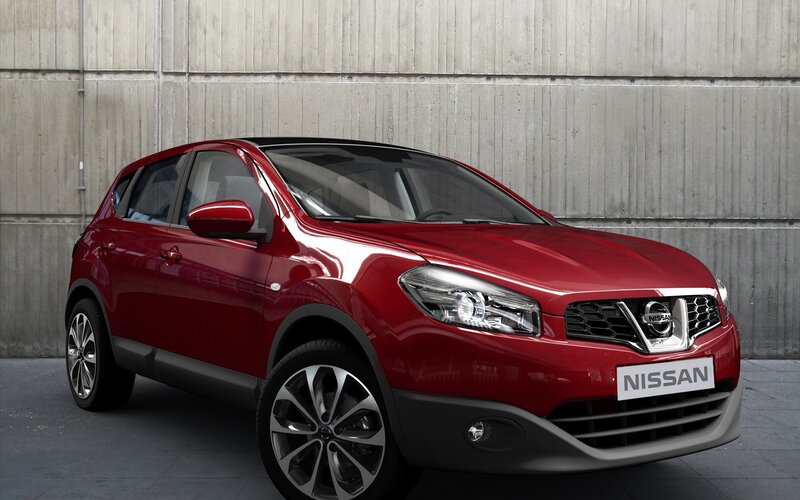 Red Nissan Qashqai — Neutral