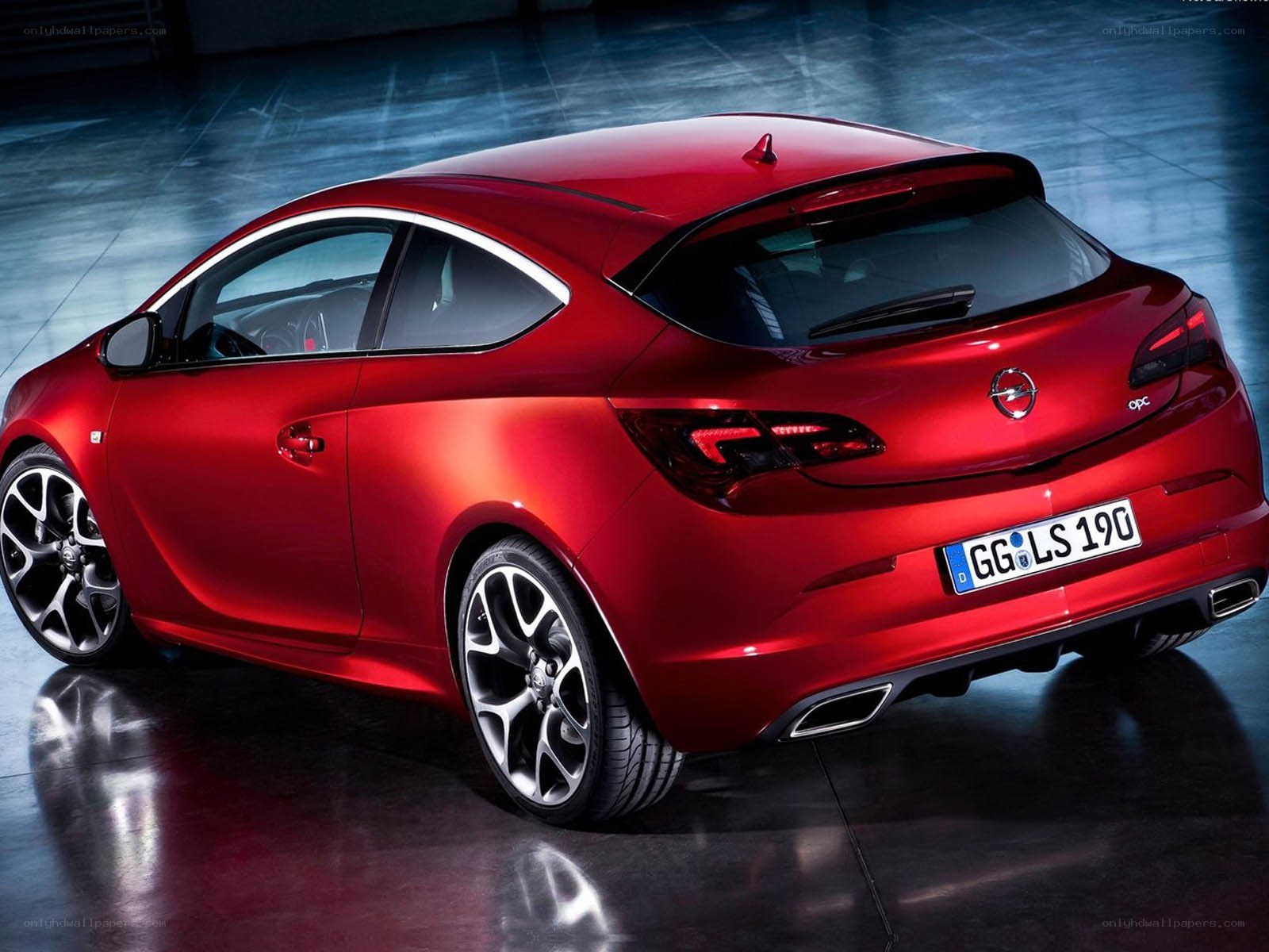 red opel astra gtc