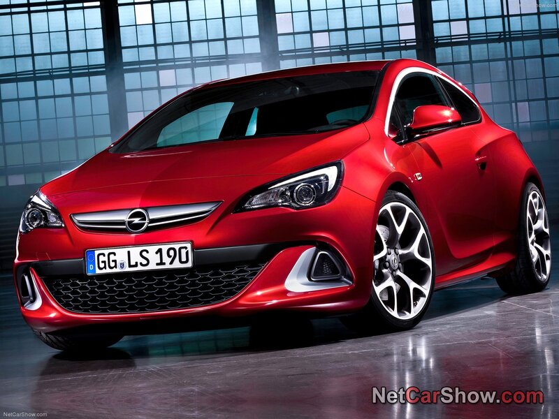Red Opel Astra OPC — Dramatic