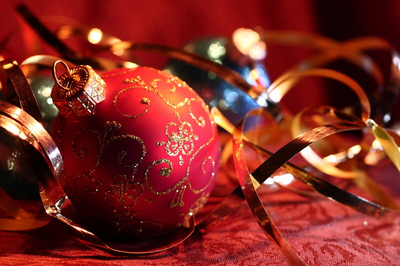 Red Ornament with Gold Swirls — Festive, Photograph