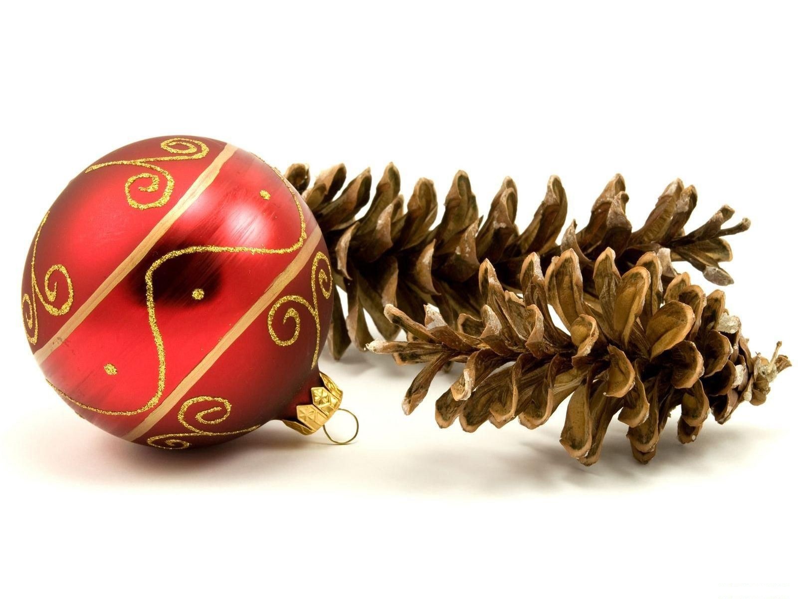 Red ornament with pinecone