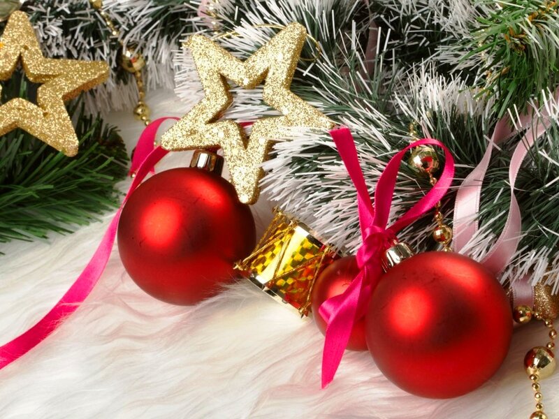 Red Ornaments on Tree — Festive, Winter, Photograph, Stars