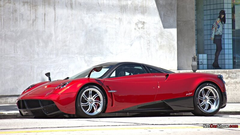 Red Pagani Huayra — Dramatic