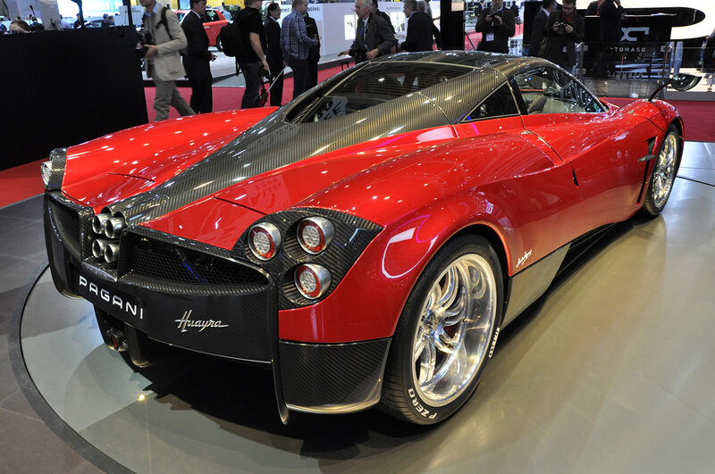 Red Pagani Huayra — Showcase