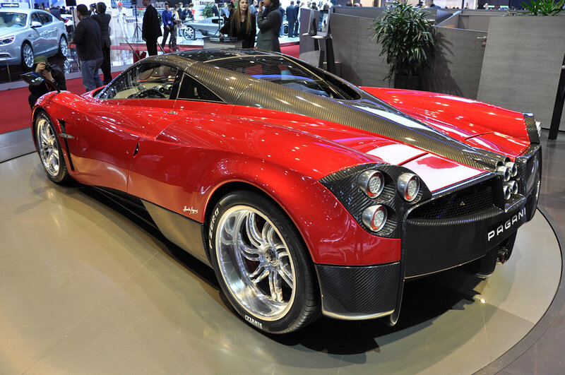 Red Pagani Huayra — Showroom