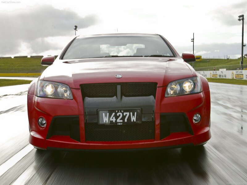 Red Performance Car — Dynamic