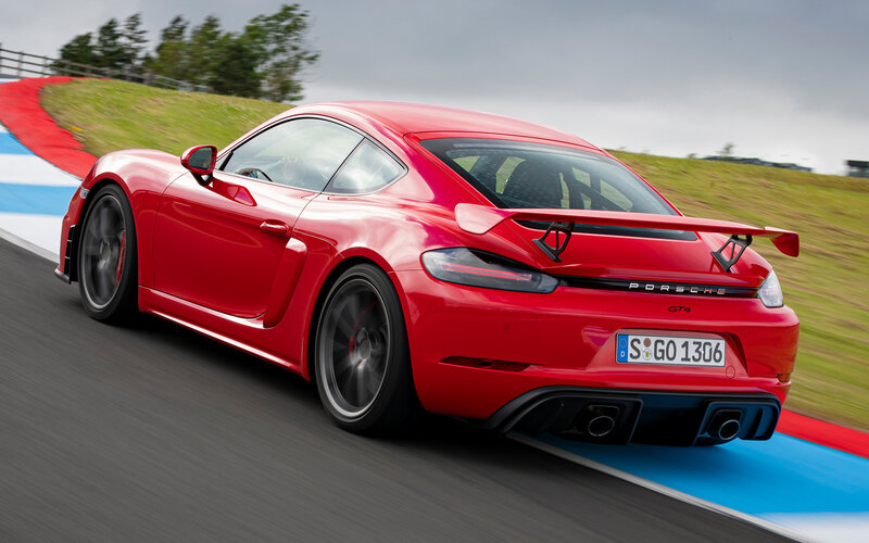 Red Porsche Gt4