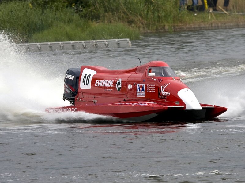 Red Racing Boat — Dynamic