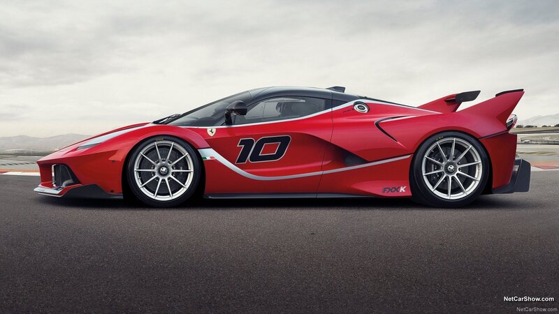 Red Racing Car — Dynamic