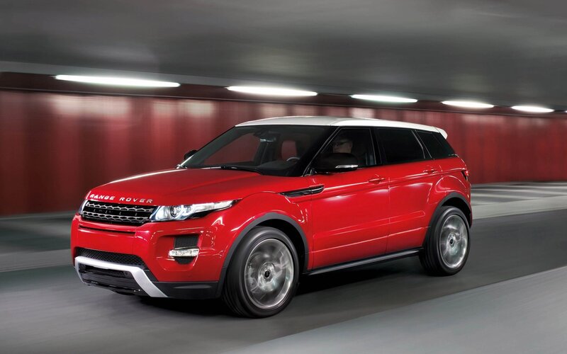 Red Range Rover Evoque — Dynamic