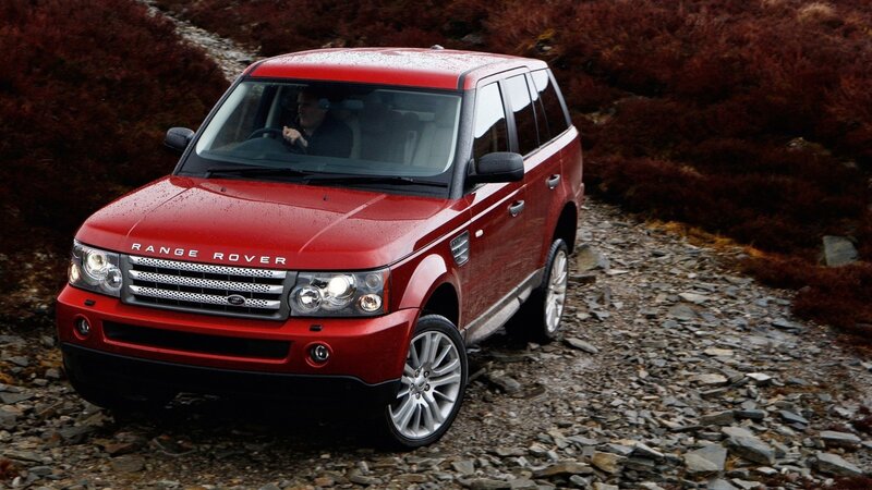 Red Range Rover Suv — Dramatic, Autumn
