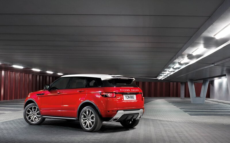 Red Range Rover Suv — Dramatic