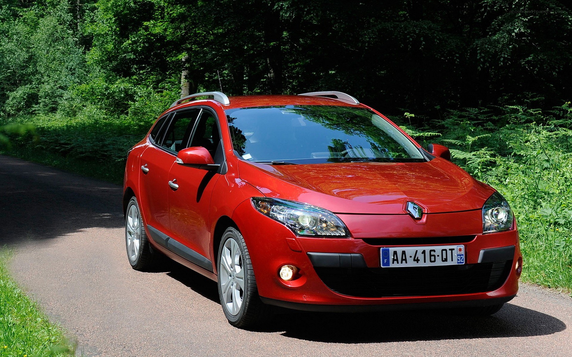 Red Renault Mégane Estate