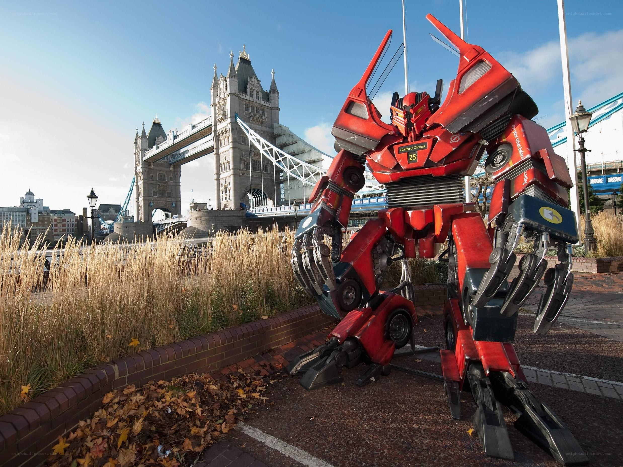 Red robot statue near Tower Bridge